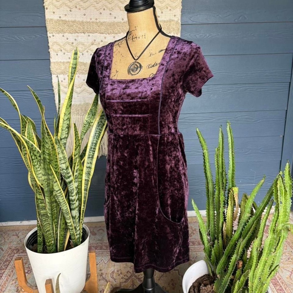 Vintage Y2K Forever 21 Purple velvet mini dress with pockets